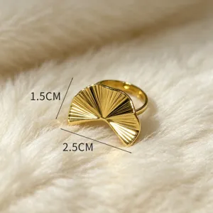 Vista dettagliata di un elegante anello dorato a forma di ginkgo con indicazioni.