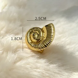 Anello conchiglia in acciaio inossidabile dorato stile spiaggia mare dettaglio.