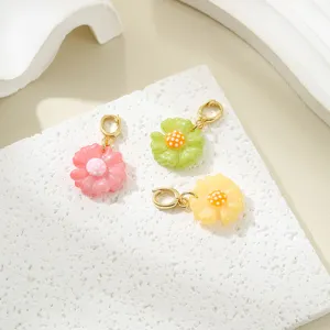 Mini macaron daisy charm pendant for DIY jewelry, cute floral keychain or bag accessory.