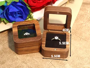 Boîte à bague en bois de Noyer détail montrant un design ouvert et fermé avec fente en velours.