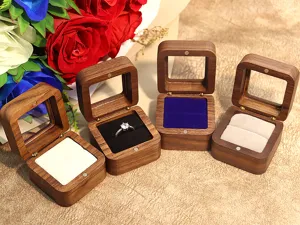 Boite a bague en bois de noyer massif avec couvercle en verre et fente en velours pour mariage.