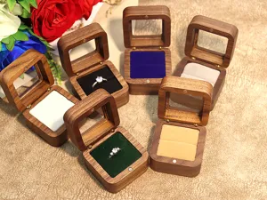 Boite a bague en bois de noyer avec couvercle en verre et insert en velours pour mariage.