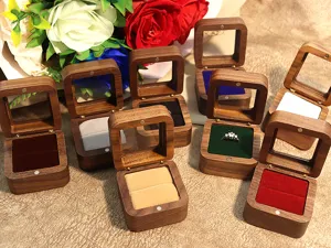 Boite a bague en bois de noyer avec couvercle transparent et interieur velours pour mariage.