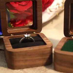 Boîte à bague en bois de noyer avec fenêtre transparente et velours pour proposition.