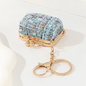 Mini Tweed Münztasche Anhänger mit goldenem Metallverschluss und Schlüsselring für den Alltag.