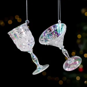 Primo piano della decorazione natalizia in acrilico iridescente con cordino d'argento.
