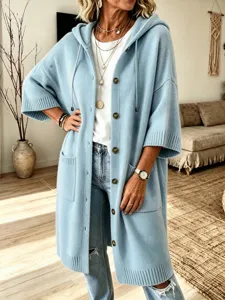 Vue détaillée du cardigan en tricot bleu clair doux avec capuche et boutons élégants.