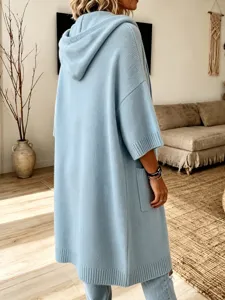 Vue détaillée du cardigan en tricot à capuche bleu clair montrant une texture douce et ample.
