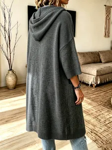 Vue détaillée d'un cardigan en tricot gris à capuche douce et confortable pour l'automne.