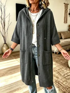 Cardigan en tricot gris foncé à capuche en détail, texture douce avec boutons et poches.