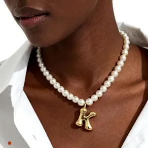 Modische Perlenkette mit goldenem Buchstaben K Anhänger elegante Damen Schmuck Accessoire
