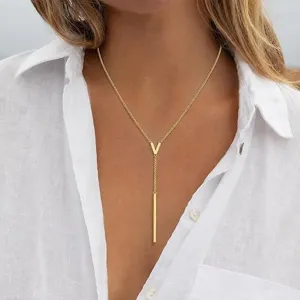 Collier en Y doré élégant avec pendentif barre minimaliste pour un style quotidien chic.