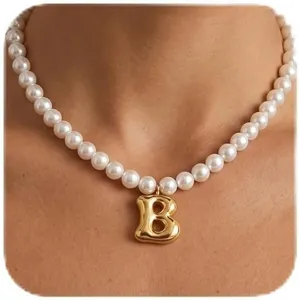 Nahaufnahme der eleganten Perlenkette mit goldenem Buchstaben B Anhänger für Damen.