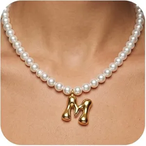 Modische Perlenkette mit goldenem M Buchstaben Anhänger für Damen elegante süße Schmuck