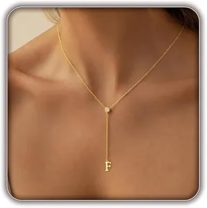 Vue détaillée du collier Y pendentif lettre F dorée, design élégant pour femmes de style.