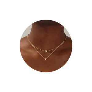 Collar de capas dorado con un bonito dije de corazón y la letra J para mujeres.