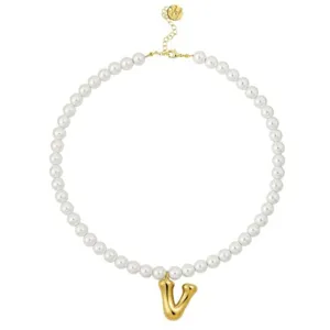 Detailaufnahme der eleganten Perlenkette mit glänzendem goldenen V-Buchstaben Anhänger.
