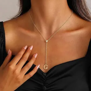 Collier cravate doré avec pendentif lettre G et cristal pour bijoux de mode femme.