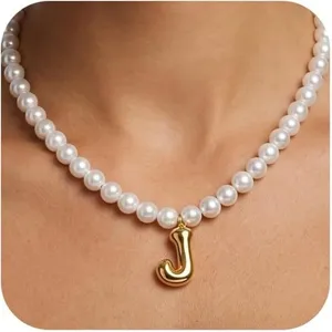 Elegante Perlenkette mit goldenem Buchstaben-Anhänger, schicker Schmuck für Damen im Alltag.