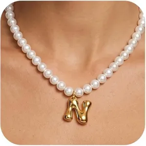 Elegante Perlenkette mit einem stilvollen goldenen Buchstaben-Anhänger für modebewusste Damen.