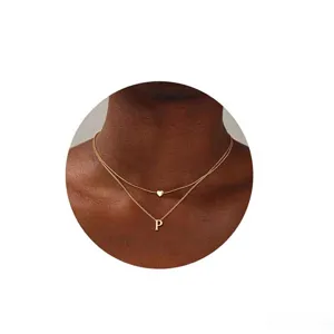 Collar doble dorado con corazón y colgante de letra P joyería minimalista elegante