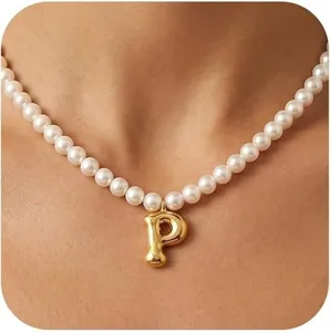 Detailaufnahme einer goldenen Buchstaben P Perlen Kette, elegante modische Damenschmuck.