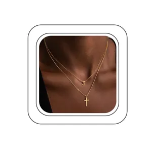 Collier double doré avec pendentif lettre J et croix bijou tendance pour femme élégante.