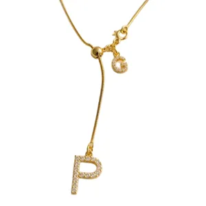 Collier Y doré élégant avec pendentifs lettres strass scintillantes et chaîne coulissante.