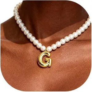 Detailaufnahme der eleganten Perlenkette mit einem massiven goldenen Buchstaben G Anhänger.