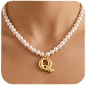 Elegante Perlenkette mit goldener Buchstaben Q Anhänger, modischer Schmuck für Damen.