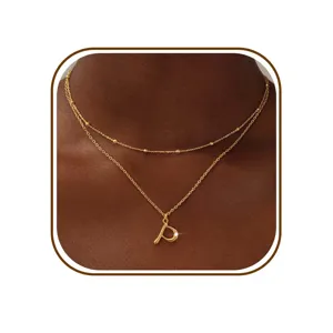Gouden dubbellaagse letterhanger ketting, delicate minimalistische mode sieraden detail.