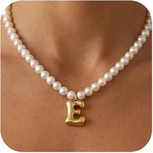 Goldene Perlenhalskette mit Buchstabe E fuer Damen elegante Mode Schmuck Anhaenger.