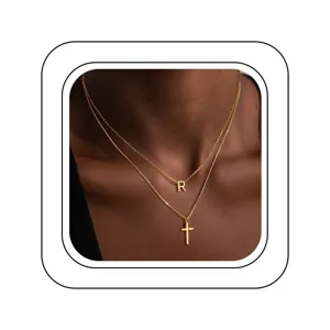 Collier superposé doré avec pendentif lettre R et croix, bijou de mode élégant et chic.
