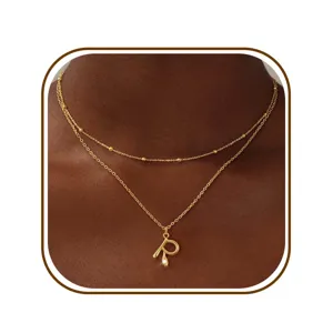 Gedetailleerd overzicht van de elegante dubbele gouden letter R ketting in minimalistische stijl.