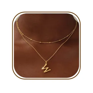 Gouden dubbellaagse letter W hanger ketting detailweergave, minimalistische vintage choker sieraden.