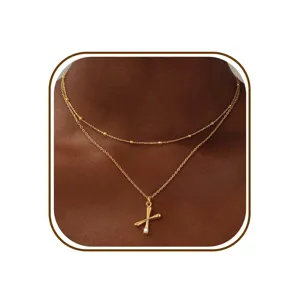 Gedetailleerd overzicht van gouden dubbele letterketting in minimalistisch chic design.