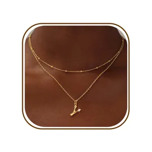 Gouden dubbellaagse letterketting met een delicate ketting en stijlvolle hanger.