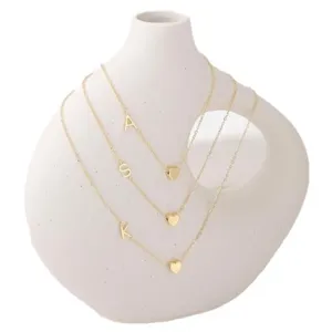 Collana a strati dorata con lettera e cuore, choker minimalista delicato gioiello.
