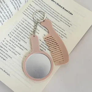 Porte-clés miroir et peigne en acétate rose, charm de sac portable et accessoire élégant.