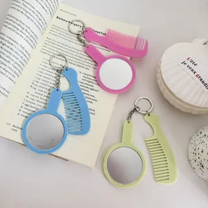 Mini ensemble porte-clés miroir et peigne, charm de sac mignon portable, vue détaillée.