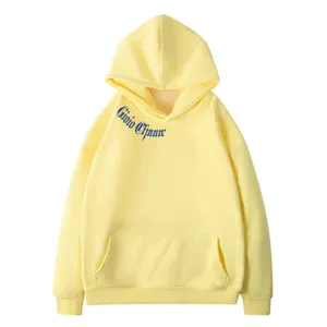 Details du sweat a capuche jaune double en molleton avec inscription gothique sur la poitrine.