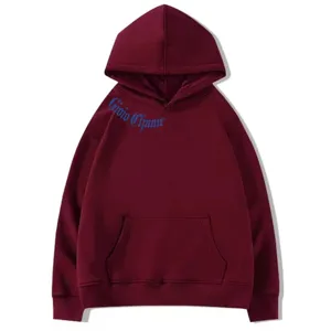 Détail sweat à capuche oversize bourgogne, tissu polaire confortable avec poche kangourou.