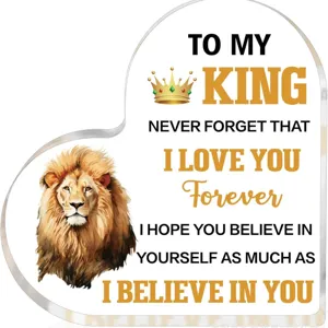 Détail de plaque coeur en acrylique avec motif de lion et texte citation inspirante.