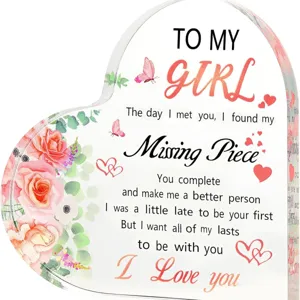 Plaque coeur en acrylique transparent cadeau avec citations amour et fleurs roses pour deco bureau.