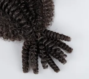Dettaglio extension capelli afro twist, trecce sintetiche morbide, consistenza riccia, marrone.