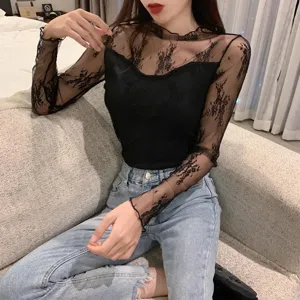 Détails du haut moulant pour femme en dentelle noire transparente avec col montant chic.