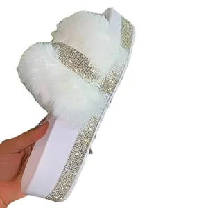 Chaussons pelucheux en strass d'exterieur, elegantes sandales a plateforme epaisse et fourrure.