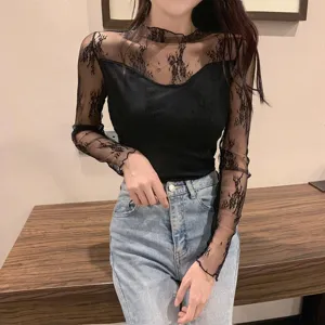 Vue de détail d'un élégant haut à manches longues en dentelle noire, coupe slim pour femme.
