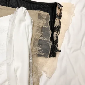 Détail de haut thermique en dentelle doublée de polaire avec doublure douce et motif floral.