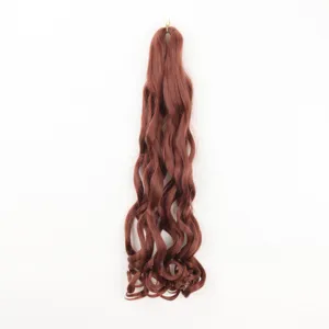 Synthetisch lang krullend haarverlenging in roodbruine kleur golvende pruik detail.